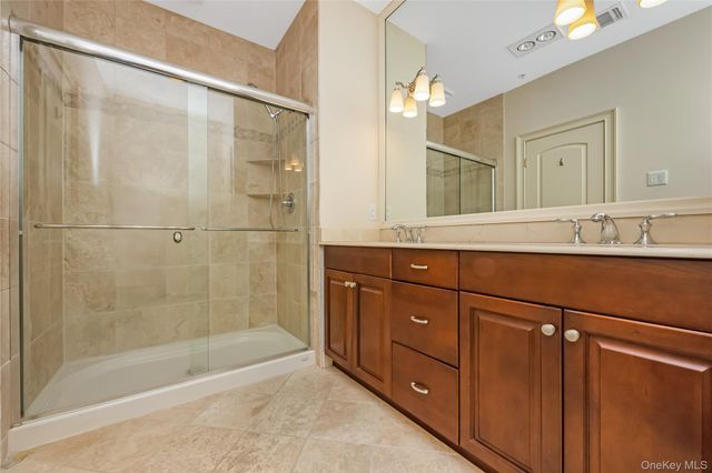 246 Roosevelt Way 11103, Westbury, NY 11590