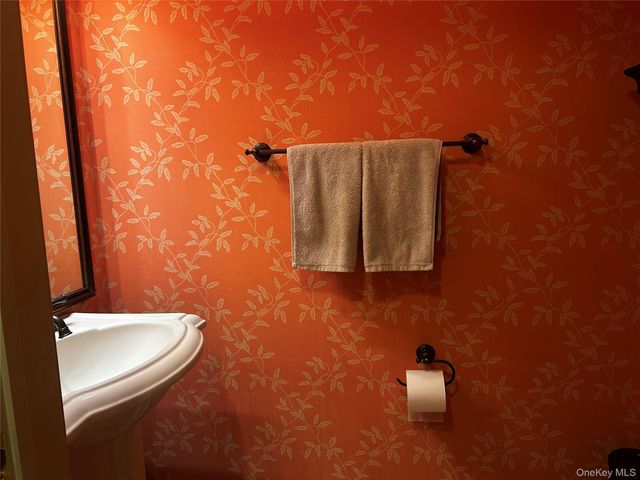 246 Roosevelt Way 11103, Westbury, NY 11590