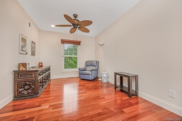 246 Roosevelt Way 11103, Westbury, NY 11590
