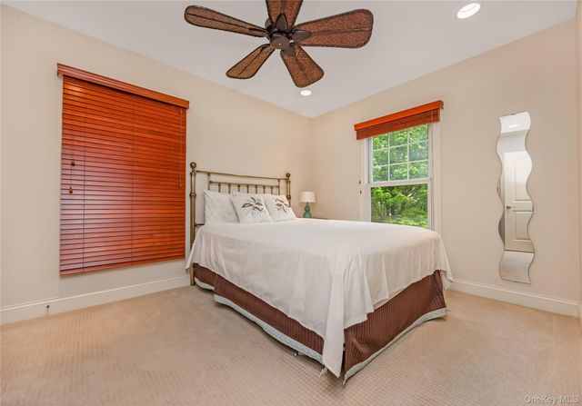 246 Roosevelt Way 11103, Westbury, NY 11590