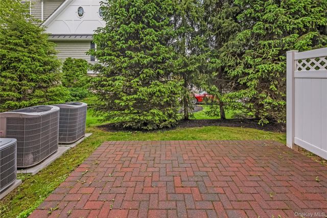 246 Roosevelt Way 11103, Westbury, NY 11590