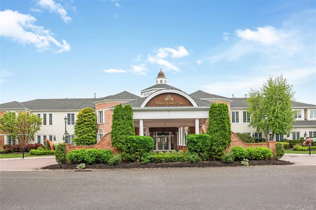 246 Roosevelt Way 11103, Westbury, NY 11590