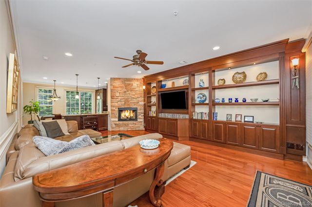 246 Roosevelt Way 11103, Westbury, NY 11590