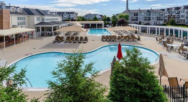 246 Roosevelt Way 11103, Westbury, NY 11590