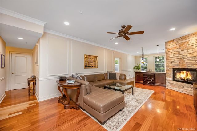 246 Roosevelt Way 11103, Westbury, NY 11590