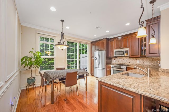 246 Roosevelt Way 11103, Westbury, NY 11590