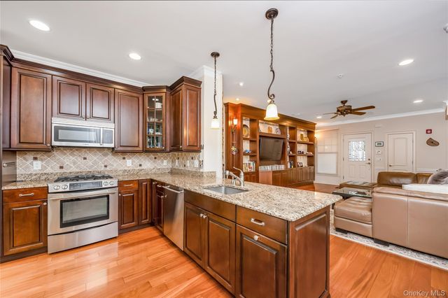 246 Roosevelt Way 11103, Westbury, NY 11590