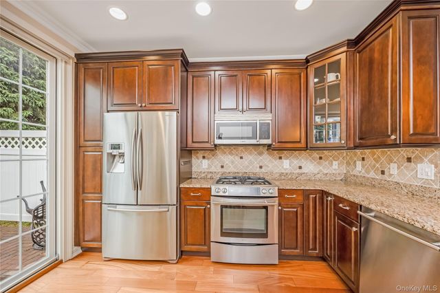 246 Roosevelt Way 11103, Westbury, NY 11590