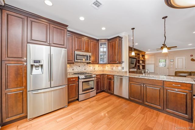 246 Roosevelt Way 11103, Westbury, NY 11590