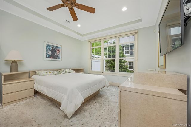 246 Roosevelt Way 11103, Westbury, NY 11590