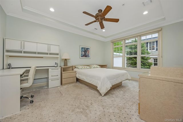 246 Roosevelt Way 11103, Westbury, NY 11590