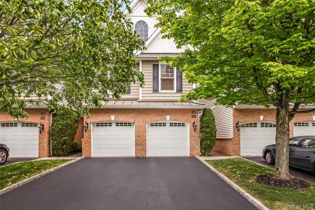 246 Roosevelt Way 11103, Westbury, NY 11590