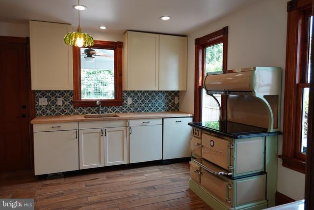 36 HART AVE, Hopewell, NJ 08525
