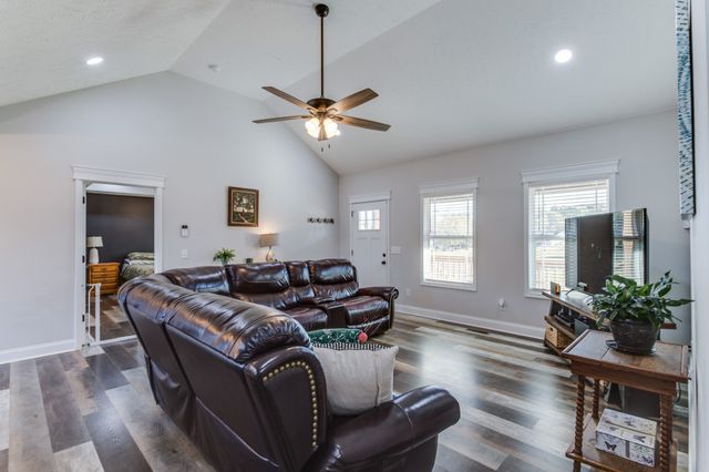 1390 W Lane St, Shelbyville, TN 37160
