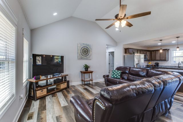 1390 W Lane St, Shelbyville, TN 37160