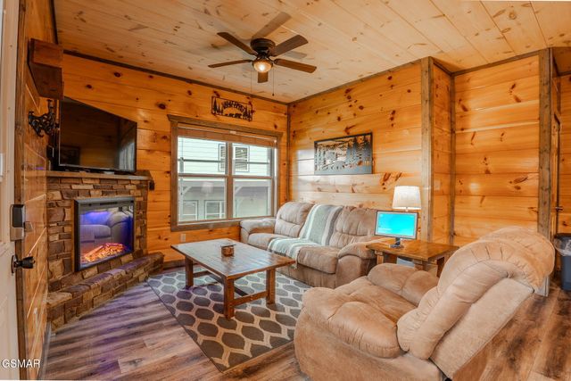 2043 Eagle Feather Drive, Sevierville, TN 37876