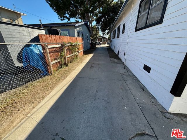 635 W 51st Street, Los Angeles, CA 90037