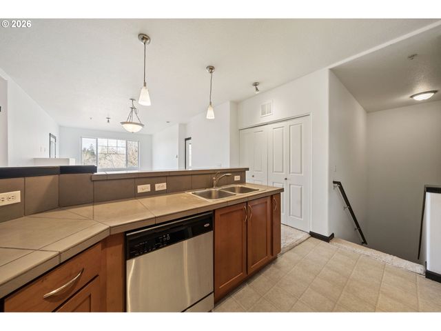 695 Nw FALLING WATERS Ln 304, Portland, OR 97229