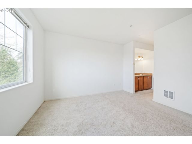 695 Nw FALLING WATERS Ln 304, Portland, OR 97229