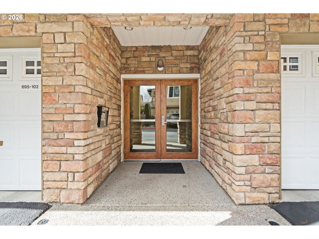 695 Nw FALLING WATERS Ln 304, Portland, OR 97229