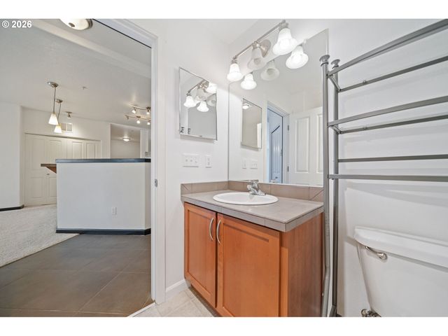 695 Nw FALLING WATERS Ln 304, Portland, OR 97229