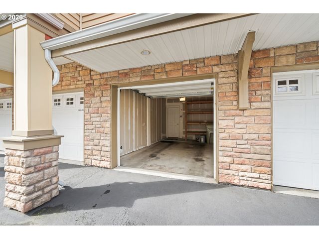 695 Nw FALLING WATERS Ln 304, Portland, OR 97229