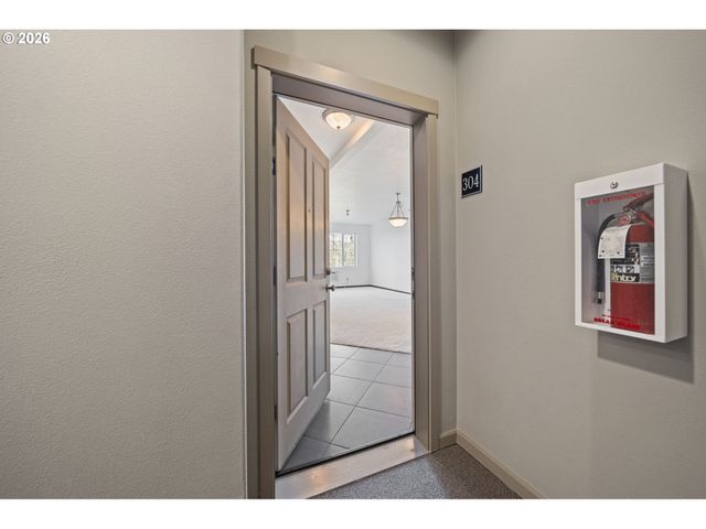 695 Nw FALLING WATERS Ln 304, Portland, OR 97229