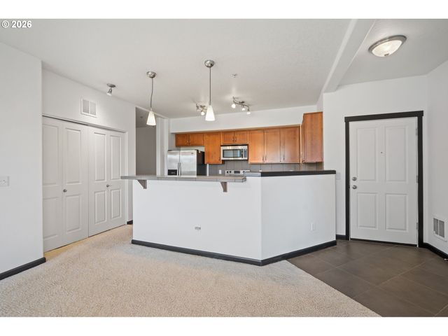 695 Nw FALLING WATERS Ln 304, Portland, OR 97229