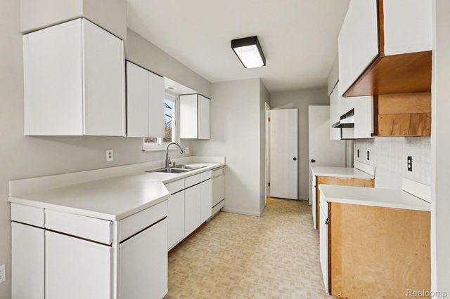 4483 Columbine Avenue, Burton, MI 48529