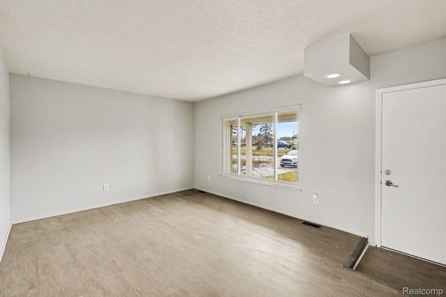 4483 Columbine Avenue, Burton, MI 48529