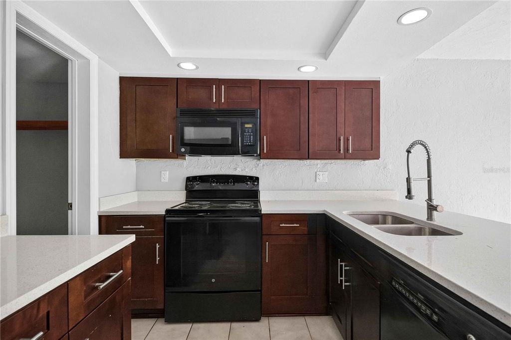 1125 LONGFELLOW WAY 125-B, SARASOTA, FL 34243 — photo 3