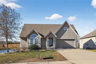 1724 Chadwick Cove, Louisburg, KS 66053