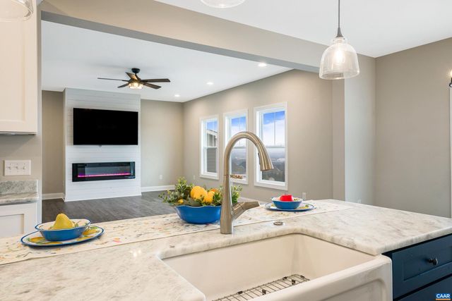 114 CHAMBERLAIN DR, Staunton, VA 24401