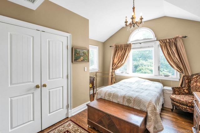 18 Regent Place, Roslyn, NY 11576