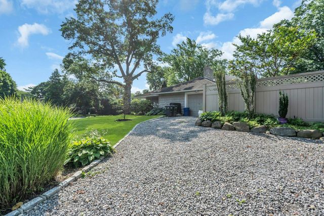 18 Regent Place, Roslyn, NY 11576
