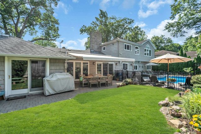 18 Regent Place, Roslyn, NY 11576