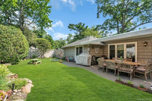 18 Regent Place, Roslyn, NY 11576