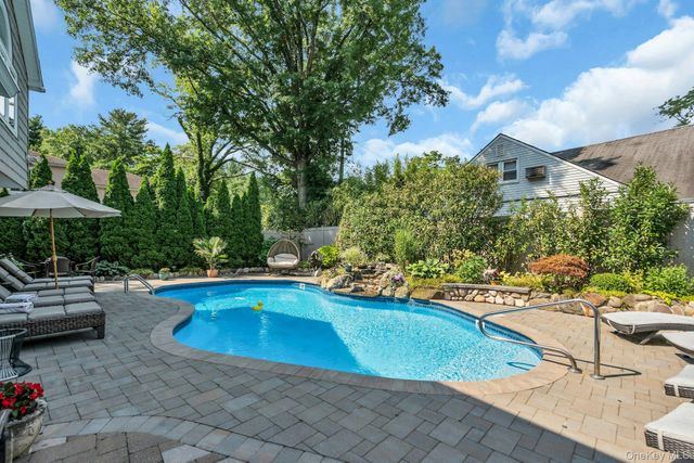18 Regent Place, Roslyn, NY 11576