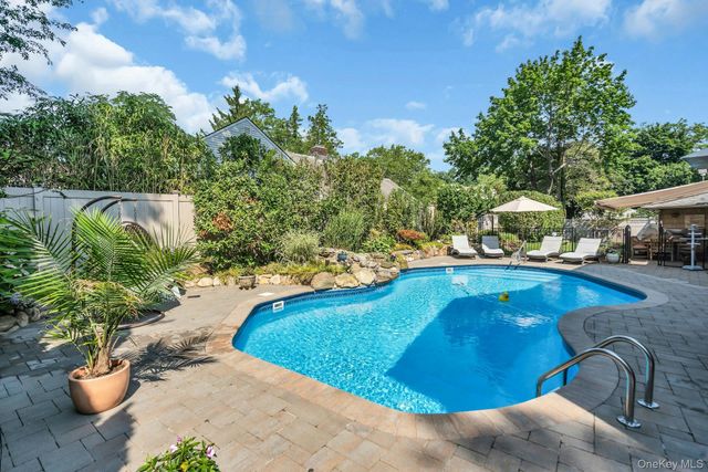 18 Regent Place, Roslyn, NY 11576