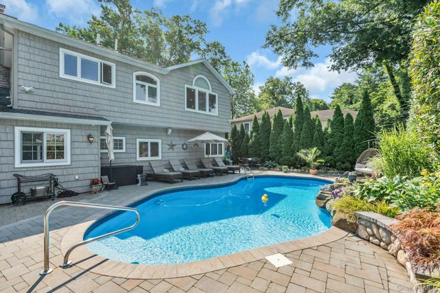 18 Regent Place, Roslyn, NY 11576