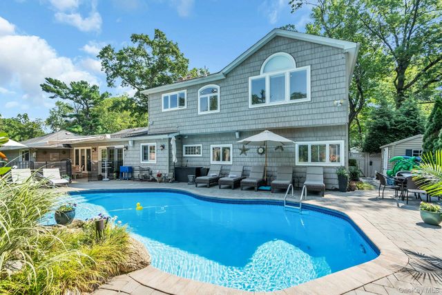 18 Regent Place, Roslyn, NY 11576