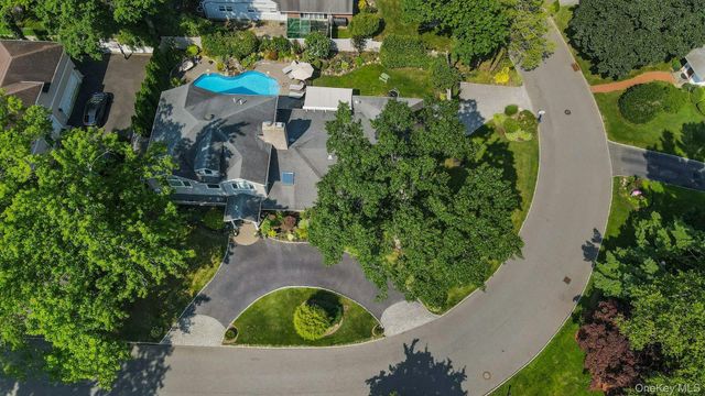 18 Regent Place, Roslyn, NY 11576