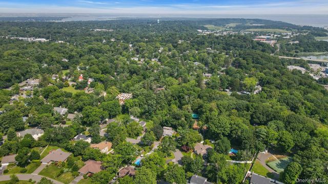 18 Regent Place, Roslyn, NY 11576