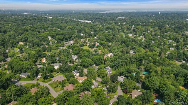 18 Regent Place, Roslyn, NY 11576