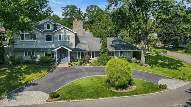 18 Regent Place, Roslyn, NY 11576