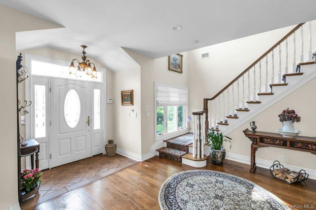 18 Regent Place, Roslyn, NY 11576