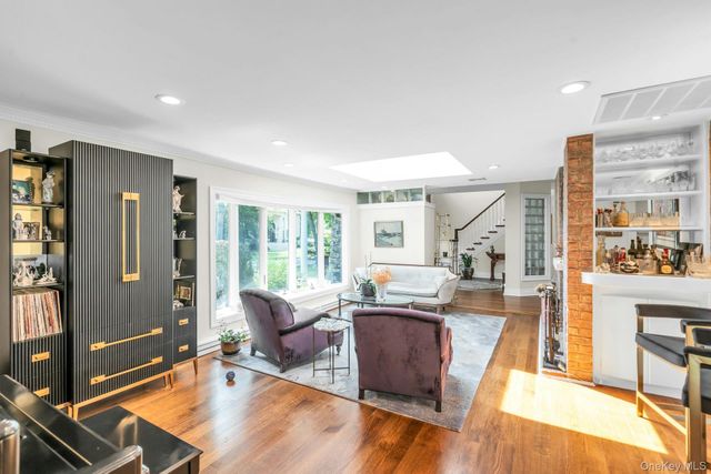 18 Regent Place, Roslyn, NY 11576