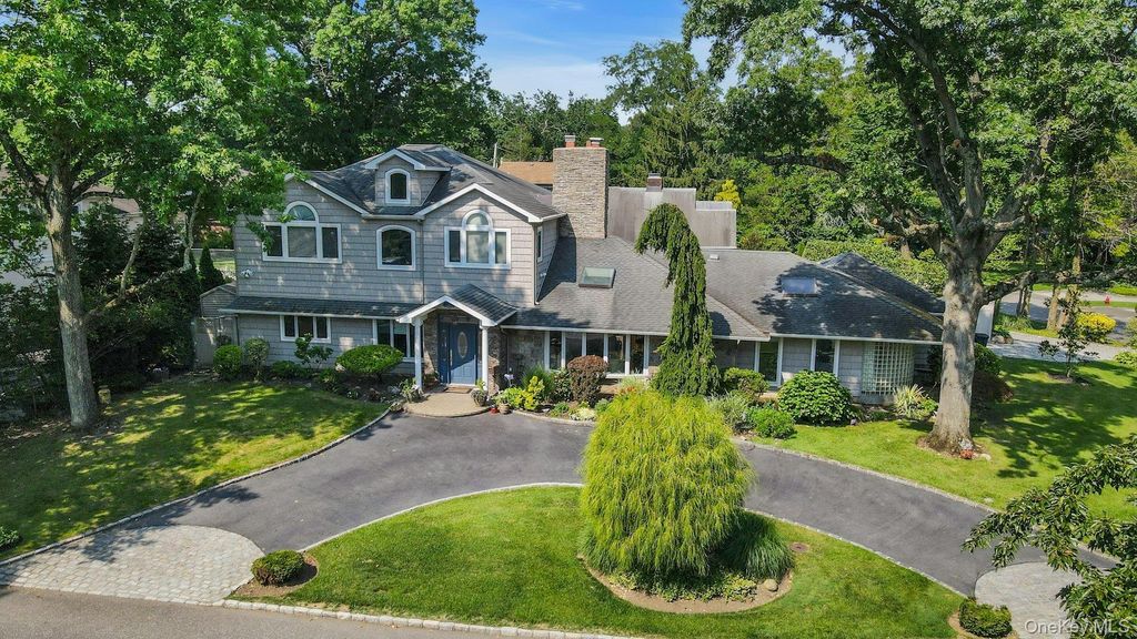 18 Regent Place, Roslyn, NY 11576