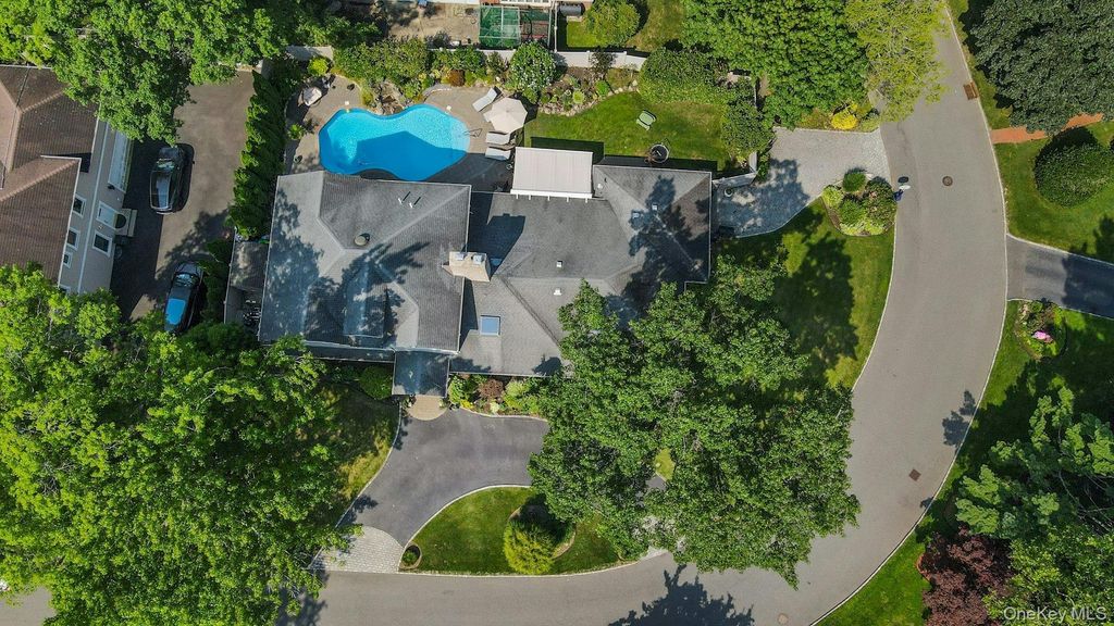 18 Regent Place, Roslyn, NY 11576 — photo 2
