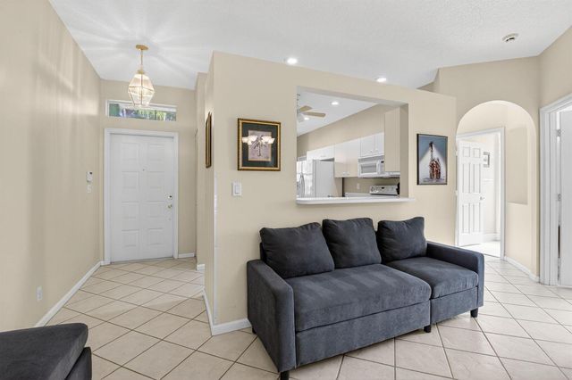 10612 Royal Caribbean Circle, Boynton Beach, FL 33437
